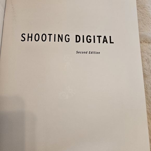 Shooting Digital 2nd-Edition Mikkel Aaland '07 Home Accents Cofffe Table Books - Picture 11 of 14